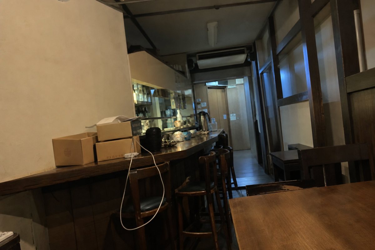 加工前：スマートフォンで撮影した店内写真